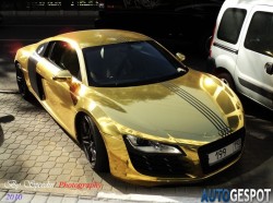goldener Audi R8 in Russland