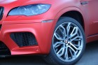 Matt-rot eingekleidet: fostla.de schärft alten BMW X5 M nach